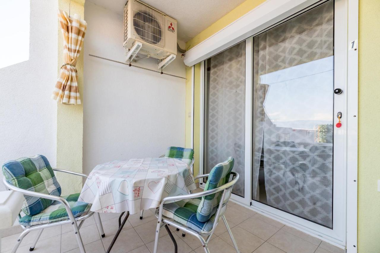 Beach Holiday Baska Esterno foto